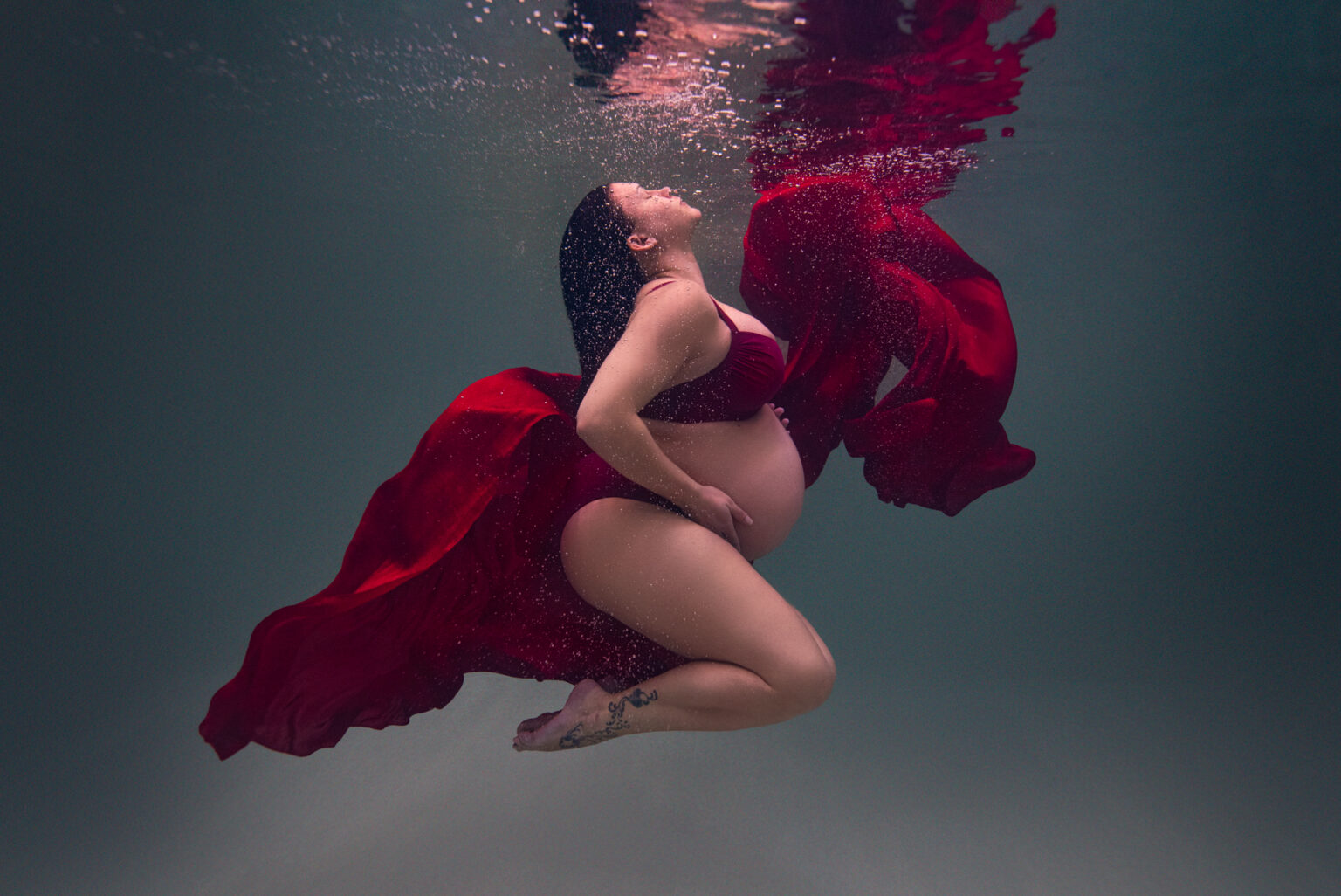Photographe aquatique créatif séance en piscine