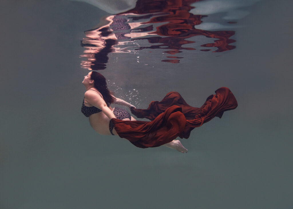 Photographe aquatique créatif séance en piscine