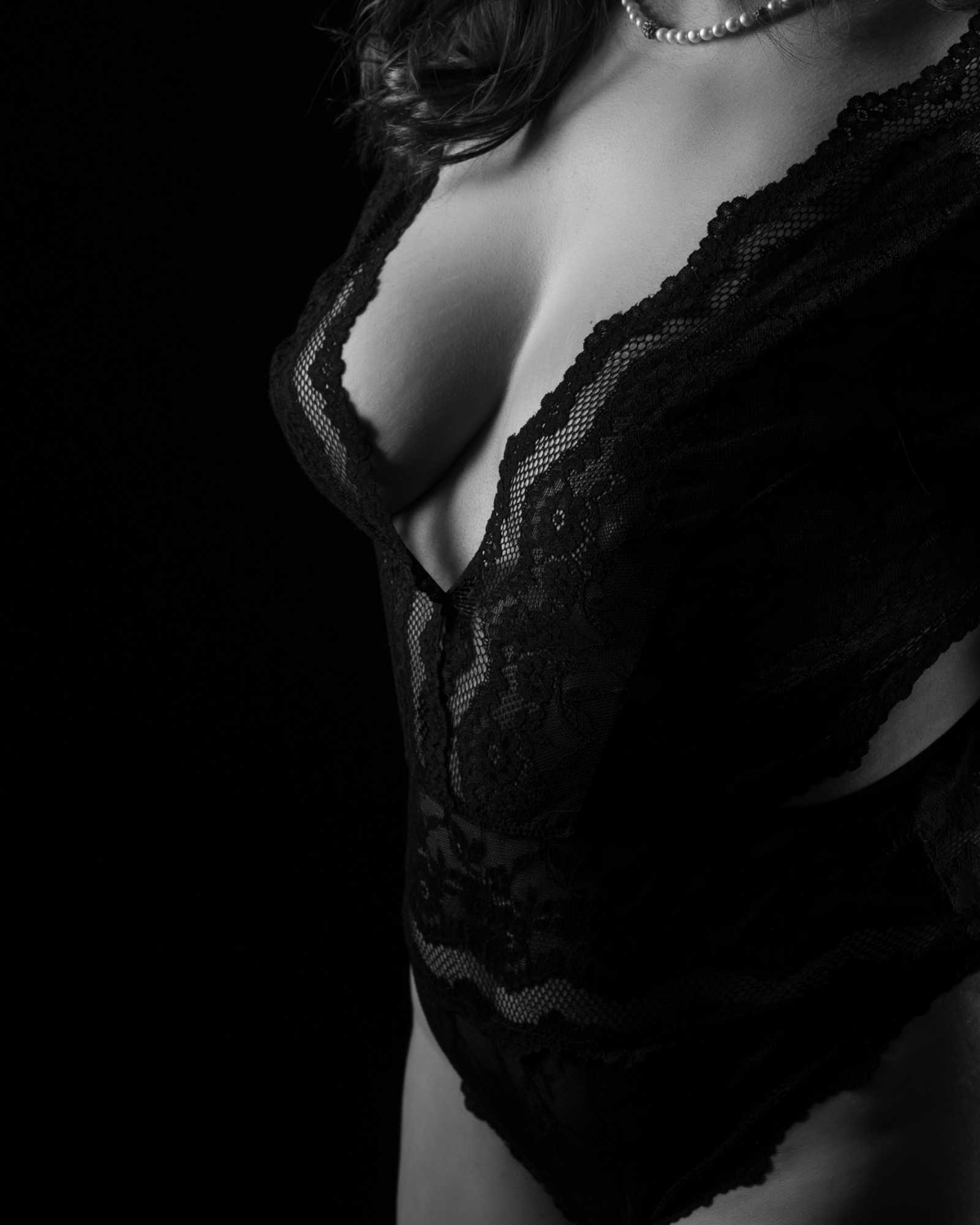 Séance boudoir artistique dans un studio contemporain en PACA